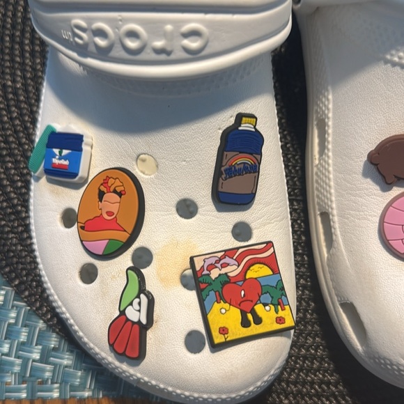 Classic Crocs - Women’s 7, Men’s 5 - Picture 6 of 7